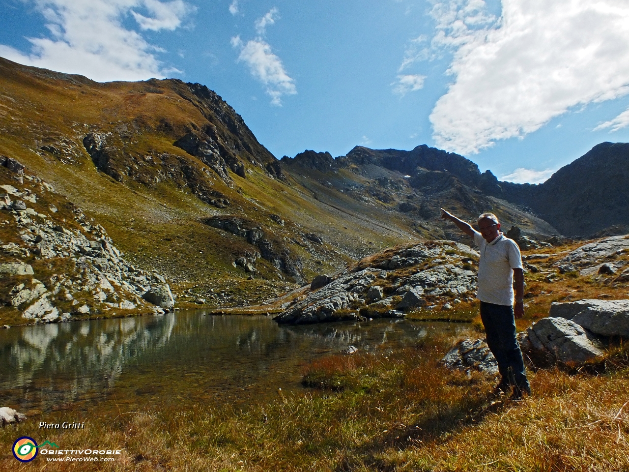 28 Pizzo Zerna indicato dal Laghetto di Varobbio (2272 m.).JPG